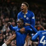 Trevoh Chalobah z Chelsea oslavuje strelenie prvého gólu svojho tímu so spoluhráčom Wesleym Fofanom počas zápasu Premier League medzi Chelsea a Arsenalom na Stamford Bridge 30. novembra 2025 v Londýne v Anglicku.