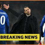 Jamie Gittens odchádza zranený počas zápasu Chelsea proti West Hamu