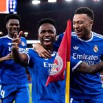 NYON, ŠVAJČIARSKO – 30. JANUÁRA: Výsledok žrebu vyraďovacieho kola play-off sa zobrazuje na veľkej obrazovke spolu s trofejou Ligy majstrov UEFA počas vyraďovacieho kola play-off Ligy majstrov 2025/26 v sídle UEFA, The House of the January 20, European Football, 26. januára vo Švajčiarsku (Foto Kristian Skeie – UEFA/UEFA cez Getty Images)