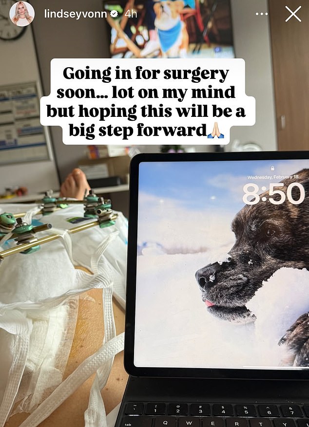 Lindsey Vonnová zdieľa nervózny príspevok, keď ju čaká piata operácia Vonnova fotografia bola urobená z jej perspektívy, keď ležala na nemocničnom lôžku v Spojených štátoch po tom, čo podstúpila štyri operácie v Taliansku. Na jej pracovnej ploche je jej zosnulý pes Leo