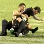 Fanúšik je zadržaný ochrankou po tom, čo skočil na ihrisko pozdraviť Lionela Messiho