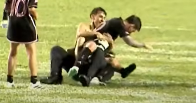 Fanúšik je zadržaný ochrankou po tom, čo skočil na ihrisko pozdraviť Lionela Messiho 