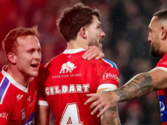 Litten z Hull KR „mal nočné mory o Walshovi“ Reece Walsh (vpravo) sa vyhýba zásahu Mikeyho Lewisa (vľavo)