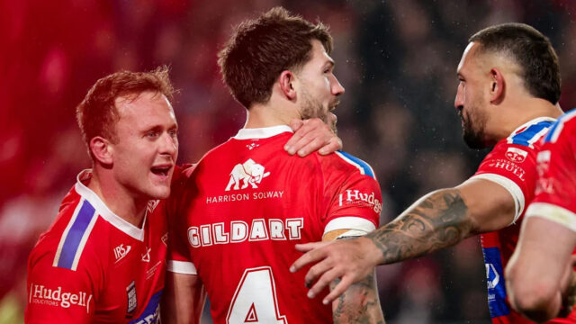 Litten z Hull KR „mal nočné mory o Walshovi“ Reece Walsh (vpravo) sa vyhýba zásahu Mikeyho Lewisa (vľavo)