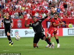 Liverpool Confidential: Reds v rozhovoroch o súboji Wrexhamu v New Yorku, Arne Slot a Richard Hughes pokrčia pochybovačmi a 15-ročný zázračný chlapec Joshua Abe získava podporu prvého tímu v kruhu najlepších klubov Liverpool očakáva návrat do Spojených štátov, kde v roku 2024 vyhral všetky tri zápasy proti Realu Betis, Arsenalu a Manchestru United a potom vyhral ligu.