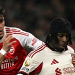 Holandský obranca Liverpoolu #30 Jeremie Frimpong (R) sa postaví proti ekvádorskému obrancovi Arsenalu #05 Piero Hincapie (L) počas futbalového zápasu anglickej Premier League medzi Arsenalom a Liverpoolom na Emirates Stadium v ​​Londýne 8. januára 2026.