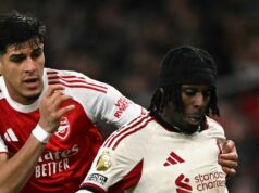 Liverpool a Arsenal sa chystajú získať obrovské finančné prostriedky, keď sa žreb Ligy majstrov začne formovať Holandský obranca Liverpoolu #30 Jeremie Frimpong (R) sa postaví proti ekvádorskému obrancovi Arsenalu #05 Piero Hincapie (L) počas futbalového zápasu anglickej Premier League medzi Arsenalom a Liverpoolom na Emirates Stadium v Londýne 8. januára 2026.