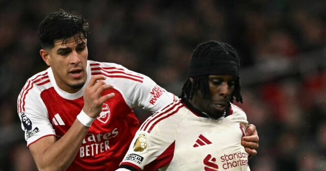 Holandský obranca Liverpoolu #30 Jeremie Frimpong (R) sa postaví proti ekvádorskému obrancovi Arsenalu #05 Piero Hincapie (L) počas futbalového zápasu anglickej Premier League medzi Arsenalom a Liverpoolom na Emirates Stadium v ​​Londýne 8. januára 2026.