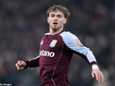 Liverpool a Aston Villa otvorili rozhovory s Harveym Elliottom o ZMENE jeho zmluvy o pôžičke so záväzkom po návrate z exilu Harvey Elliott je predmetom rozhovorov o zmene podmienok jeho hosťovania z Aston Villy z Liverpoolu