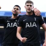 Micky van de Ven oslavuje po strelení gólu Tottenhamu Hotspur