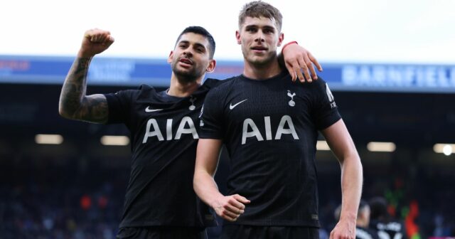 Micky van de Ven oslavuje po strelení gólu Tottenhamu Hotspur