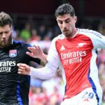 Kai Havertz z Arsenalu sa odvracia od Duje Caleta-Car z Lyonu počas predsezónneho zápasu medzi Arsenalom a Olympique Lyonnais na Emirates Stadium