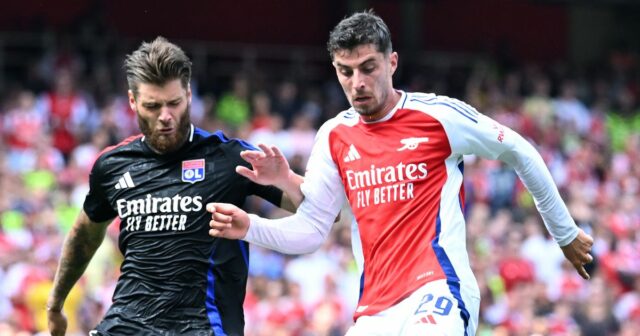 "Liverpool mi dal ponuku v deň uzávierky prestupu - ale Kai Havertz z Arsenalu sa odvracia od Duje Caleta-Car z Lyonu počas predsezónneho zápasu medzi Arsenalom a Olympique Lyonnais na Emirates Stadium