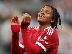 Liverpool nariadil zaplatiť Chelsea prestupovú čiastku po ostrom spore Rio Ngumoha Rio Ngumoha oslavuje na plný úväzok po víťazstve tímu v zápase Premier League medzi Newcastlom United a Liverpoolom v St James' Park.