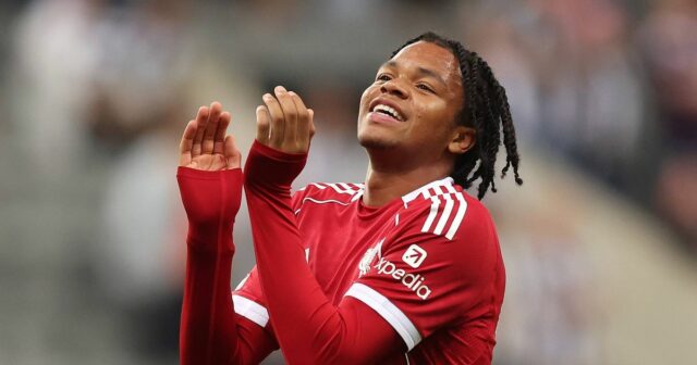 Rio Ngumoha oslavuje na plný úväzok po víťazstve tímu v zápase Premier League medzi Newcastlom United a Liverpoolom v St James' Park.