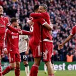 Holandský obranca Liverpoolu #04 Virgil van Dijk oslavuje po strelení druhého gólu počas futbalového zápasu anglickej Premier League medzi Liverpoolom a West Hamom United na Anfielde v Liverpoole v severozápadnom Anglicku 28. februára 2026. (Foto: Paul ELLIS/AFP cez Getty Images) / POUŽITIE OBMEDZENÉ NA REDAKCIU. Nepoužívať s nepovolenými audio, video, dátami, súpiskami zápasov, klubovými/ligovými logami alebo „živými“ službami. Online použitie v zápase je obmedzené na 120 obrázkov. Ďalších 40 obrázkov môže byť použitých v predĺžení. Žiadna emulácia videa. Používanie sociálnych médií počas zápasu je obmedzené na 120 obrázkov. Ďalších 40 obrázkov môže byť použitých v predĺžení. Nepoužíva sa v stávkových publikáciách, hrách alebo publikáciách pre jednotlivé kluby/ligy/hráčov.