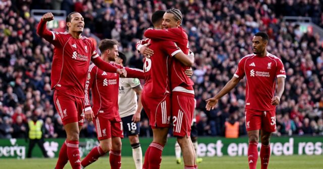 Holandský obranca Liverpoolu #04 Virgil van Dijk oslavuje po strelení druhého gólu počas futbalového zápasu anglickej Premier League medzi Liverpoolom a West Hamom United na Anfielde v Liverpoole v severozápadnom Anglicku 28. februára 2026. (Foto: Paul ELLIS/AFP cez Getty Images) / POUŽITIE OBMEDZENÉ NA REDAKCIU. Nepoužívať s nepovolenými audio, video, dátami, súpiskami zápasov, klubovými/ligovými logami alebo „živými“ službami. Online použitie v zápase je obmedzené na 120 obrázkov. Ďalších 40 obrázkov môže byť použitých v predĺžení. Žiadna emulácia videa. Používanie sociálnych médií počas zápasu je obmedzené na 120 obrázkov. Ďalších 40 obrázkov môže byť použitých v predĺžení. Nepoužíva sa v stávkových publikáciách, hrách alebo publikáciách pre jednotlivé kluby/ligy/hráčov.