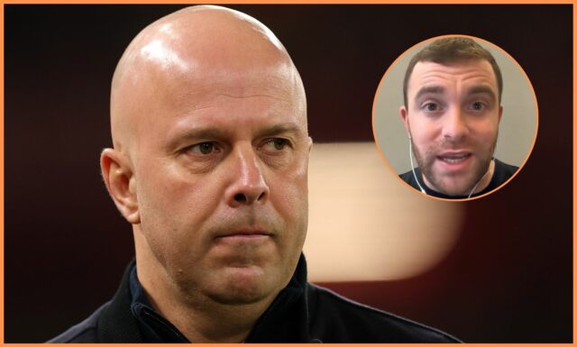 Arne Slot kričí pokyny hráčom Liverpoolu počas víťazstva proti Brightonu