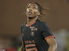 Liverpool súhlasil s dohodou vo výške 60 miliónov libier, aby podpísal Jeremyho Jacqueta z Rennes, ktorý bol veľkým úderom pre Chelsea – keďže Reds uniesli rivalov s obrancom, ktorí sa chcú pripojiť v lete. Jeremy Jacquet sa chystá prestúpiť do Liverpoolu po tom, čo sa The Reds dohodli s Rennes na zmluve za 60 miliónov libier