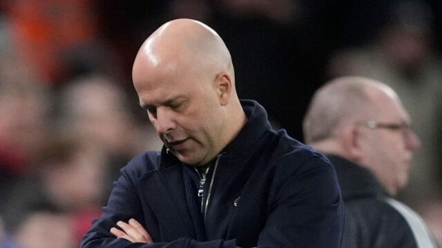 Liverpool vyjadruje svoj postoj k budúcnosti Slotu po „naozaj strašnom dni“, keď Carragher vyjadruje svoje myšlienky
