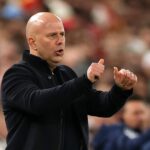 LIVERPOOL, ANGLICKO – 31. JANUÁRA: Arne Slot, manažér Liverpoolu, zdvihol palec počas zápasu Premier League medzi Liverpoolom a Newcastlom United na Anfielde 31. januára 2026 v Liverpoole v Anglicku. (Foto: Kate McShane/Getty Images)