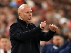 Liverpool vyniesol „špeciálny“ verdikt, ktorý dal Arnemu Slotovi nádej aj napriek ťažkostiam v Premier League LIVERPOOL, ANGLICKO – 31. JANUÁRA: Arne Slot, manažér Liverpoolu, zdvihol palec počas zápasu Premier League medzi Liverpoolom a Newcastlom United na Anfielde 31. januára 2026 v Liverpoole v Anglicku. (Foto: Kate McShane/Getty Images)