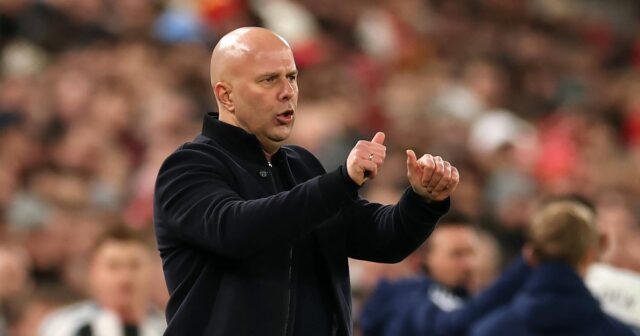 LIVERPOOL, ANGLICKO – 31. JANUÁRA: Arne Slot, manažér Liverpoolu, zdvihol palec počas zápasu Premier League medzi Liverpoolom a Newcastlom United na Anfielde 31. januára 2026 v Liverpoole v Anglicku. (Foto: Kate McShane/Getty Images)