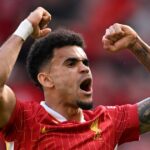 LIVERPOOL, ANGLICKO - 27. APRÍLA: (VONKA SLNKO, V NEDEĽA NIE SLNKO) Luis Diaz z Liverpoolu oslavuje strelenie prvého gólu svojho tímu počas zápasu Premier League medzi Liverpool FC a Tottenham Hotspur FC na Anfielde 27. apríla 2025 v Liverpoole v Anglicku. (Foto Liverpool FC/Liverpool FC cez Getty Images)