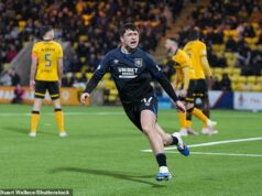 Livingston 2-2 Rangers: Ďalšie neskoré zmätky ako kontroverzia VAR o prestávke popiera mužov Dannyho Rohla Krídelník Rangers Mikey Moore oslavuje po skórovaní ich neskorého vyrovnávajúceho gólu