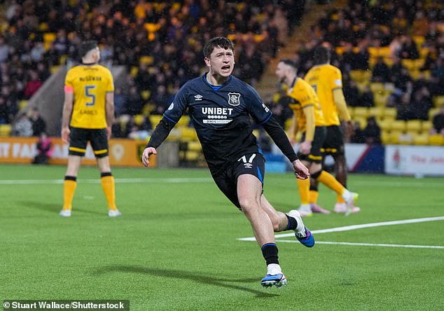 Livingston 2-2 Rangers: Ďalšie neskoré zmätky ako kontroverzia VAR o Krídelník Rangers Mikey Moore oslavuje po skórovaní ich neskorého vyrovnávajúceho gólu