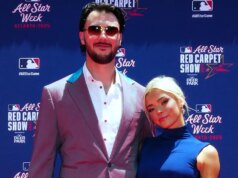 Livvy Dunne netopiere proti priateľovi Paulovi Skenesovi, víťazke NL Cy Young Livvy Dunne netopiere proti priateľovi Paulovi Skenesovi, víťazke NL Cy Young