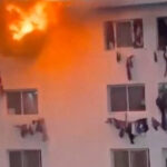 Ľudia vyliezajú z okien horiaceho kampusu v Dakare | Infraštruktúra