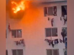 Ľudia vyliezajú z okien horiaceho kampusu v Dakare | Infraštruktúra Ľudia vyliezajú z okien horiaceho kampusu v Dakare | Infraštruktúra