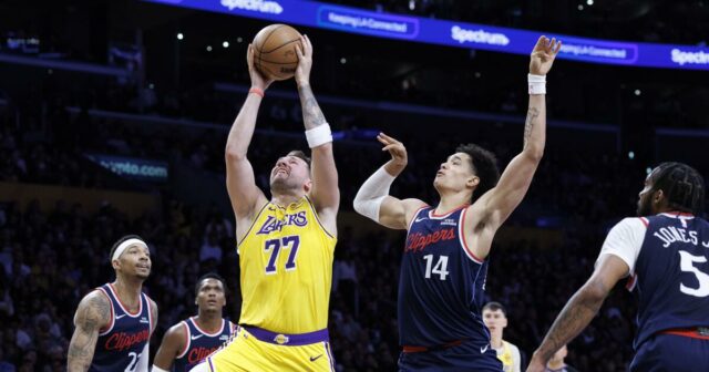 Luka Doncic a Lakers zdržujú Clippers, pretože Kawhi Leonard odchádza neskoro
