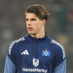 Luka Vuskovic z Hamburger SV sleduje zápas 1. Bundesligy medzi St. Pauli a Hamburg SV v Millerntor, Hamburg, Nemecko 23. januára 2026