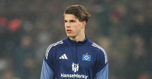 Luka Vuskovic z Hamburger SV sleduje zápas 1. Bundesligy medzi St. Pauli a Hamburg SV v Millerntor, Hamburg, Nemecko 23. januára 2026