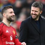 Michael Carrick, manažér Manchestru United, hovorí s Lukeom Shawom