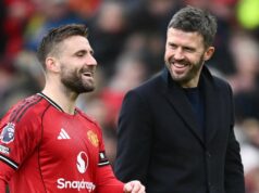 Luke Shaw odhaľuje kľúčový rozdiel, ktorý urobil Michael Carrick v Man Utd po Rubenovi Amorimovi Michael Carrick, manažér Manchestru United, hovorí s Lukeom Shawom