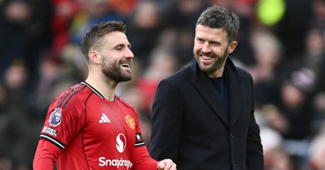 Michael Carrick, manažér Manchestru United, hovorí s Lukeom Shawom 