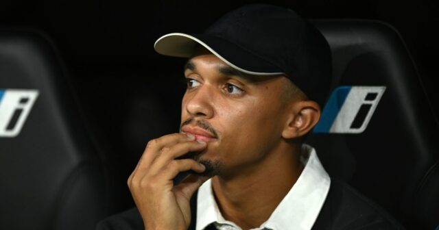 Ľutuje Liverpool Trenta Alexandra-Arnolda, návrat na Anfield a problémy v Trent Alexander-Arnold z Realu Madrid sleduje pred zápasom LaLiga EA Sports medzi Real Madrid CF a RC Celta de Vigo na Estadio Santiago Bernabeu 7. decembra 2025.