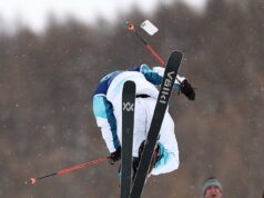 Lyžiar na U-rampa zimných olympijských hier v bizarnom momente zahodí svoj trik PHONE Haipeng Sheng videl, ako mu počas kvalifikácie na U-rampa freeski vyletel telefón z vrecka
