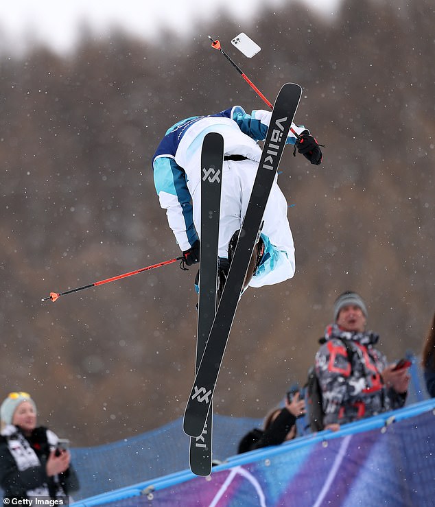 Lyžiar na U-rampa zimných olympijských hier v bizarnom momente zahodí Haipeng Sheng videl, ako mu počas kvalifikácie na U-rampa freeski vyletel telefón z vrecka