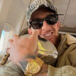 Michael Dickson (na obrázku) pózuje s Vince Lombardi Trophy, pričom má na sebe veľmi drahé hodinky Rolex