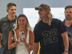 Má typ! Odhaľujeme identitu nového milostného záujmu hviezdy AFL Baileyho Smitha po tom, ako sa pustil do Tammy Hembrow – keď pozdravil jedným prstom počas stretnutia na letisku. V nedeľu Daily Mail zachytil Bailey Smith, ako letí do Melbourne v sprievode tej istej blondínky, s ktorou bol minulý týždeň na fotke na rande v Manly.