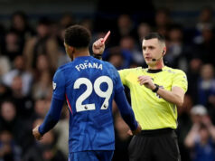 Má vek skutočne vplyv na disciplínu? Graf znázorňujúci priemerný vek tímov tímov Premier League v rokoch 2025-26 s Chelsea na čele s 23,4 a Fulhamom na spodku s 28,1