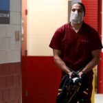 Mack Hollins obracia hlavy naboso s okovami a putami v Super Bowle