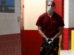 Mack Hollins obracia hlavy naboso s okovami a putami v Super Bowle Mack Hollins obracia hlavy naboso s okovami a putami v Super Bowle