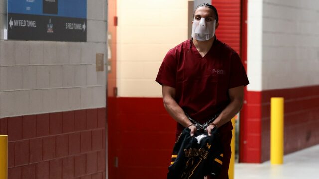 Mack Hollins obracia hlavy naboso s okovami a putami v Super Bowle
