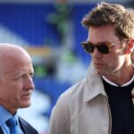 BIRMINGHAM, ANGLICKO – 16. SEPTEMBER: Tom Wagner, väčšinový vlastník Birmingham City s Tomom Bradym, spolumajiteľom Birmingham City počas zápasu Sky Bet League One medzi Birmingham City FC a Wrexham AFC v St Andrews v Knighthead Park 16. septembra 2024 v Birminghame v Anglicku. (Foto Catherine Ivill - AMA/Getty Images)