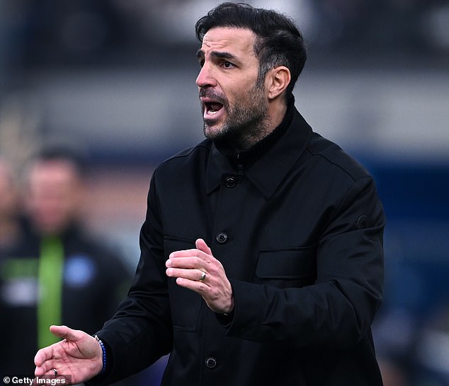 "Mali by sme hrať iný šport": Cesc Fabregas sa rozplakal Cesc Fabregas sa pustil do Alvara Moratu po jeho červenej karte pri porážke Coma nad Fiorentinou 2:1.